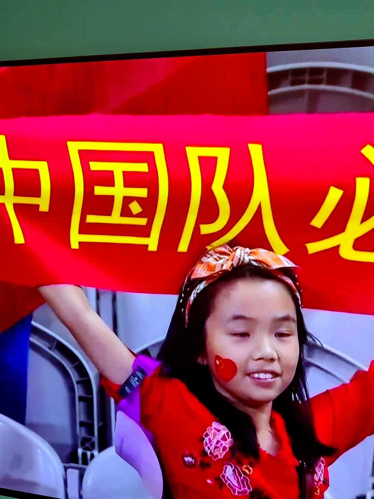 决赛现场:球迷狂欢呼声震耳欲聋 决赛现场:球迷狂欢呼声震耳欲聋
