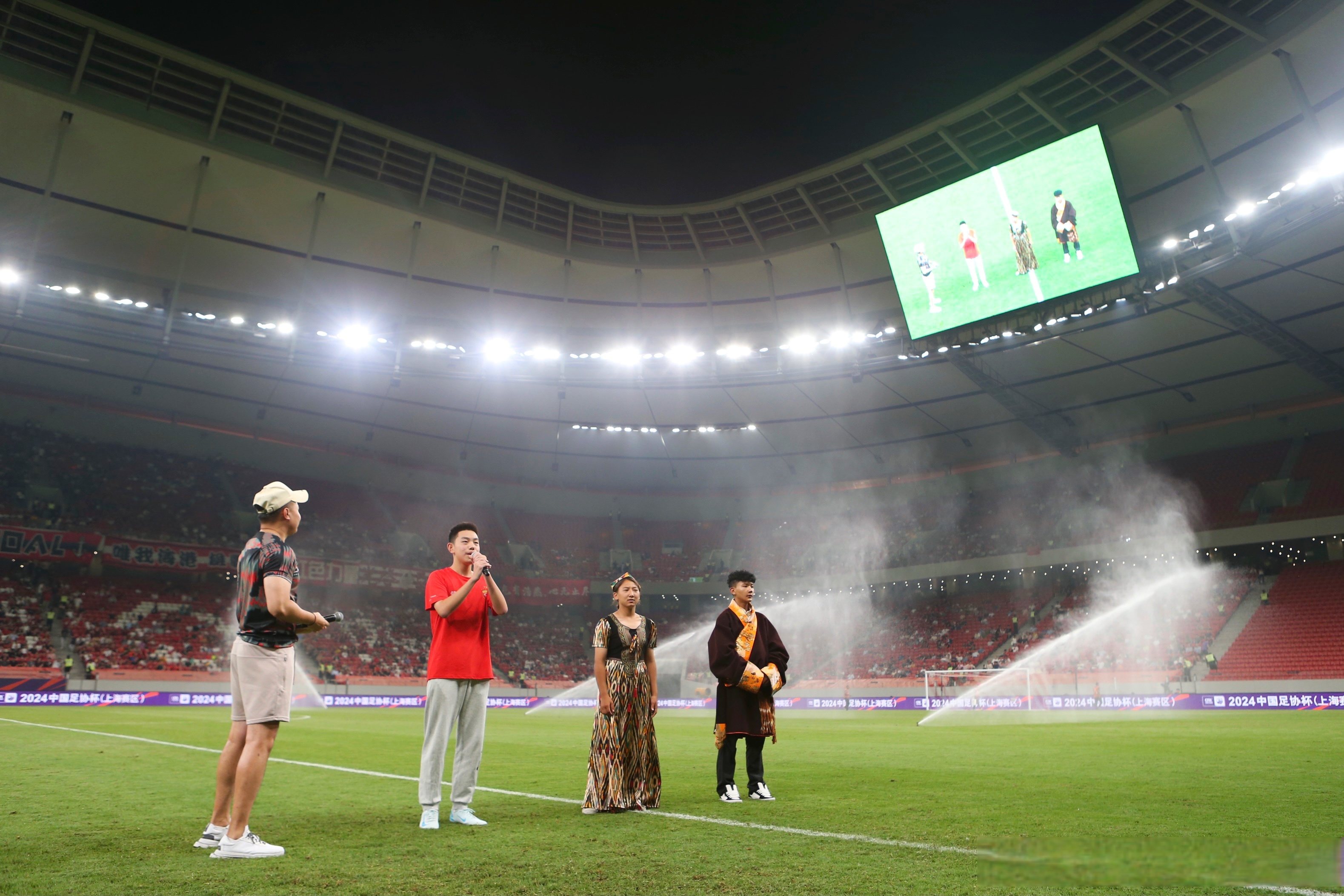 包含精彩的比赛现场再次上演，球迷欢呼雀跃的词条