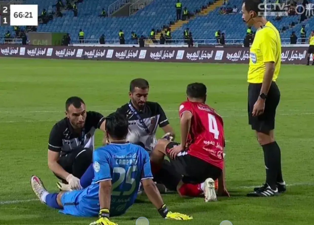 比赛现场瞬息万变,战况激烈异常 比赛现场瞬息万变,战况激烈异常