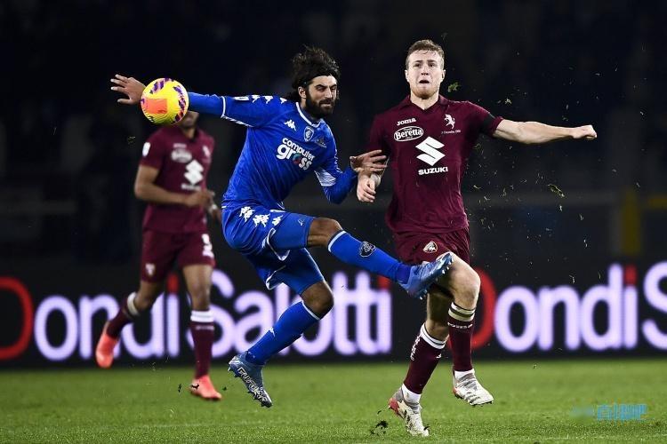 关于都灵新援表现亮眼，教练组大加赞扬的信息